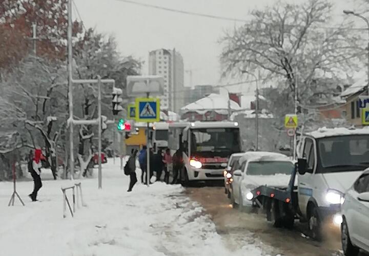 Занесенный снегом Краснодар встал в десятибалльных пробках