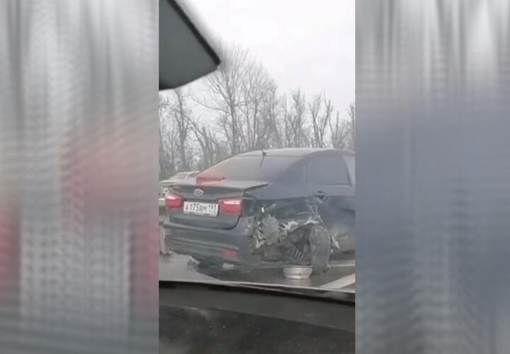 Под Краснодаром в массовом ДТП столкнулись шесть машин ВИДЕО