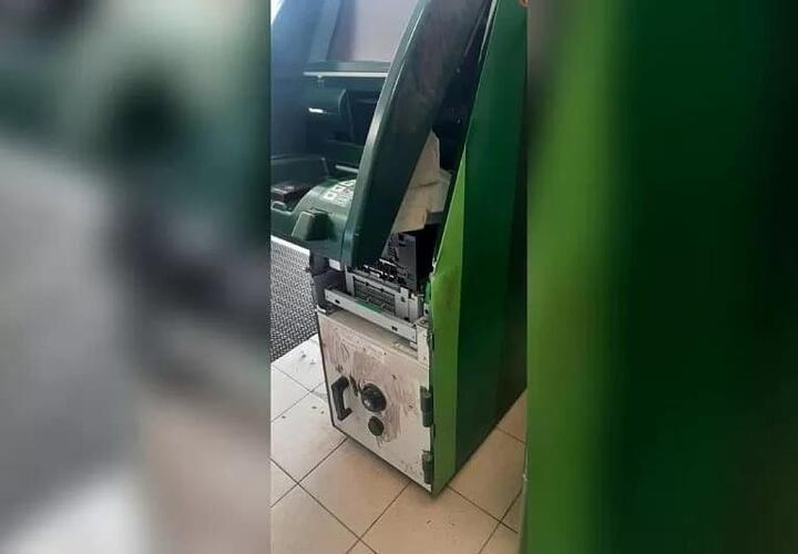 В Адыгее два силовика пытались украсть банкомат