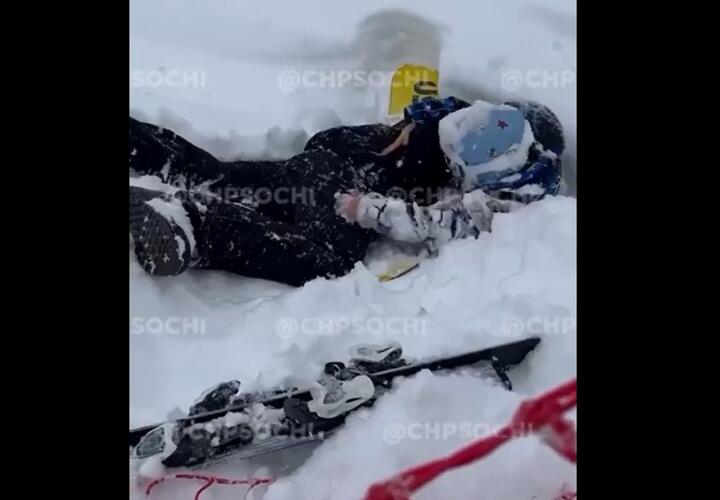 В горах Сочи школьник катался на сноуборде и угодил в глубокий провал ВИДЕО