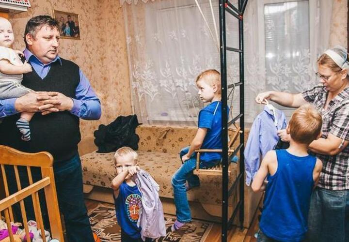 В Новороссийске многодетные семьи могут выкинуть из очередей на землю