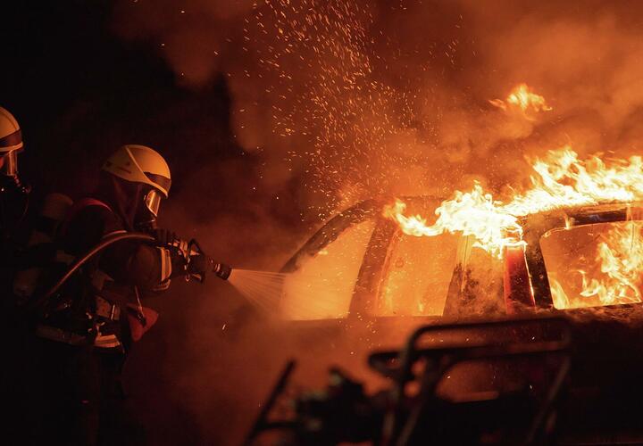 В одном из жилых районов Кропоткина дотла сгорел автомобиль ВИДЕО
