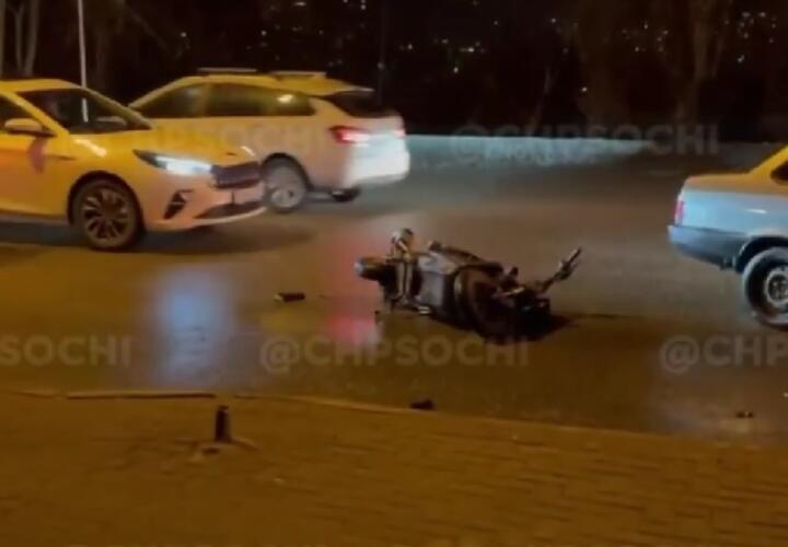 В Сочи доставщик на скутере сбил пешехода ВИДЕО