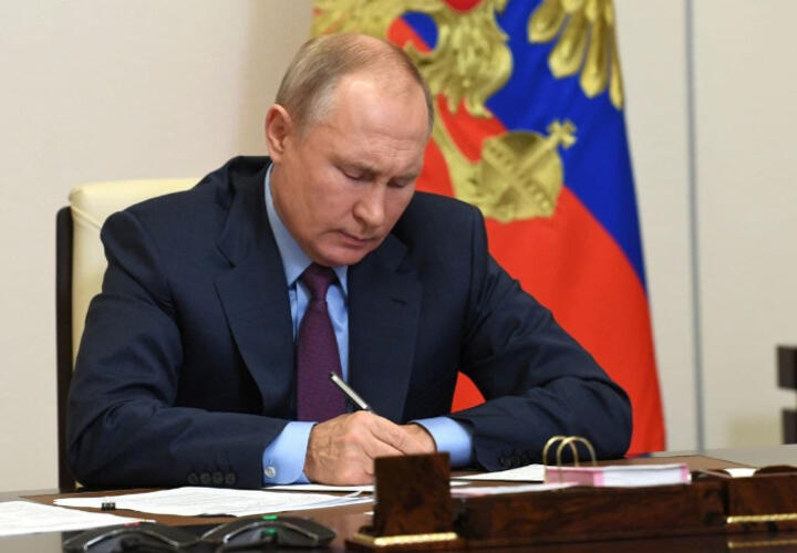 Путин запретил вывозить из страны больше 10 тысяч долларов