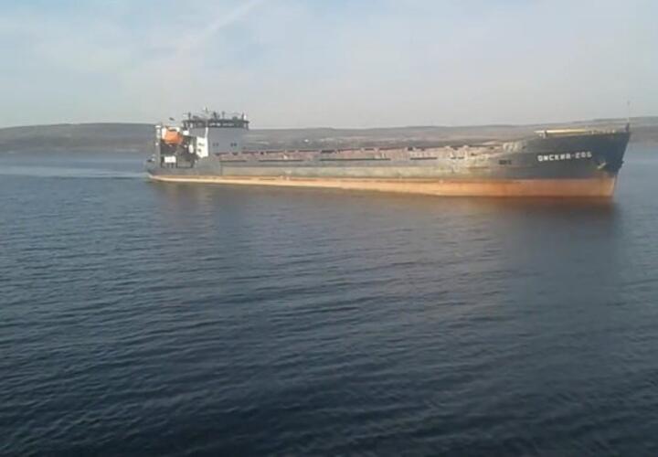 Российское судно с моряками на борту получило пробоину в Черном море