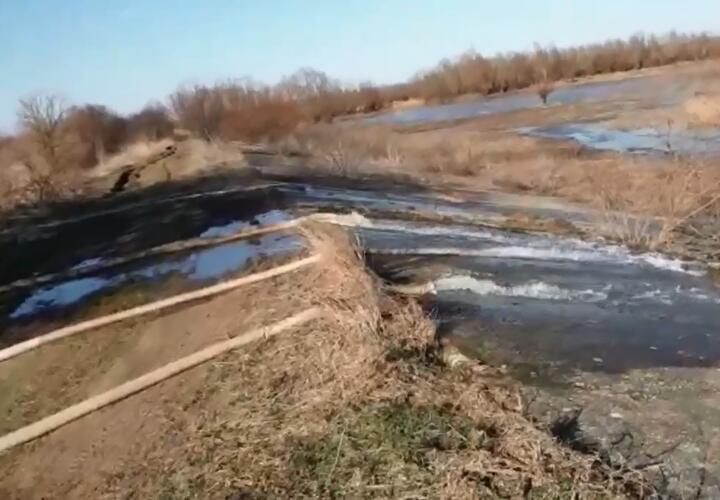 В Абинском районе Кубани после паводка спасают затопленный хутор ВИДЕО