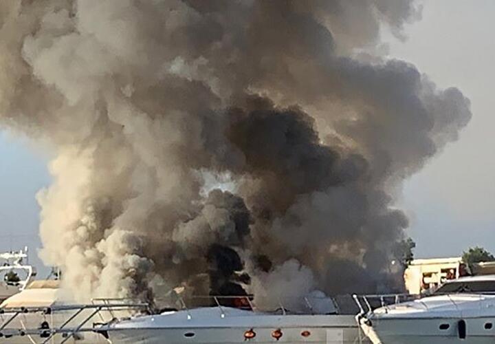 В порту Сочи едва не сгорела яхта