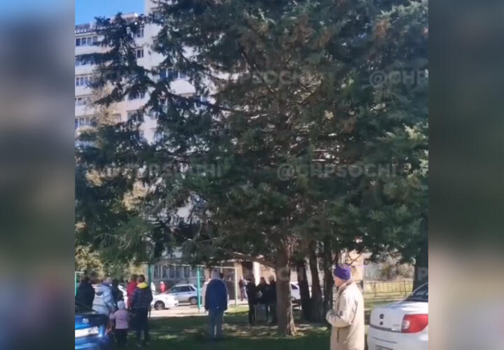 В Сочи эвакуировали жителей многоэтажки из-за угрозы взрыва ВИДЕО