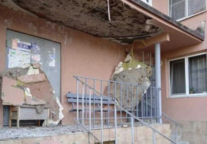 В Сочи в подъезде жилой многоэтажки рухнул бетонный козырек