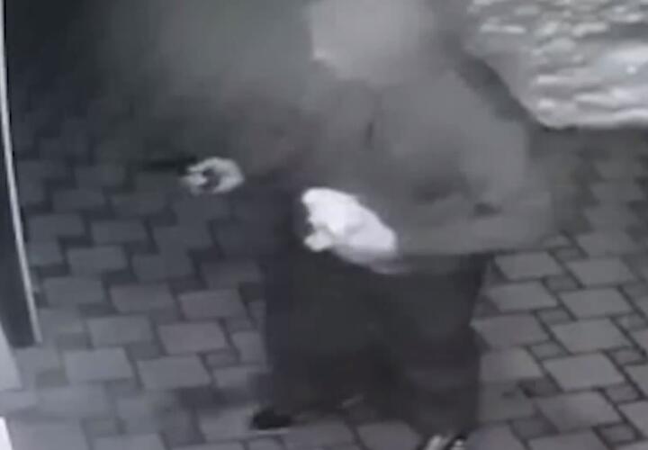 Житель Краснодара угрожал застрелить кассира и ударил силовика