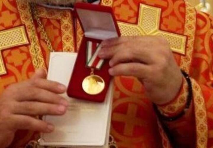 Батюшки святы: мэра Геленджика наградили патриаршей медалью ВИДЕО