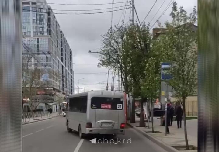 Ничего нового: в Краснодаре водитель маршрутки выехал на встречку ВИДЕО