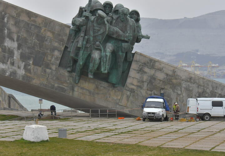 В Новороссийске приступили к реставрации памятника «Малая Земля»