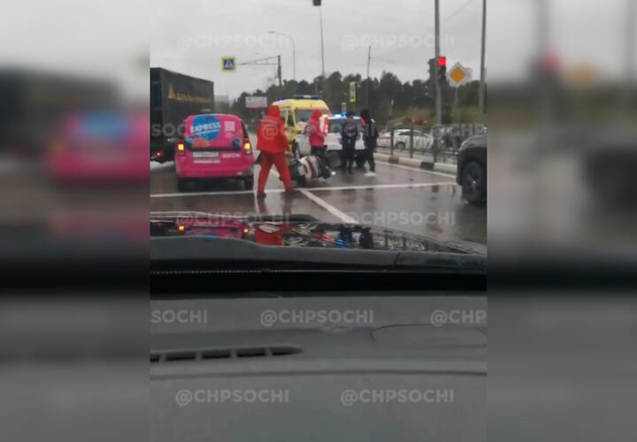 В Сочи водитель скутера пострадал при ДТП ВИДЕО
