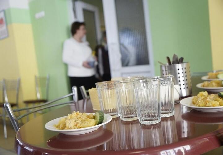Все лучшее детям: на Кубани повара раскладывали еду руками ВИДЕО