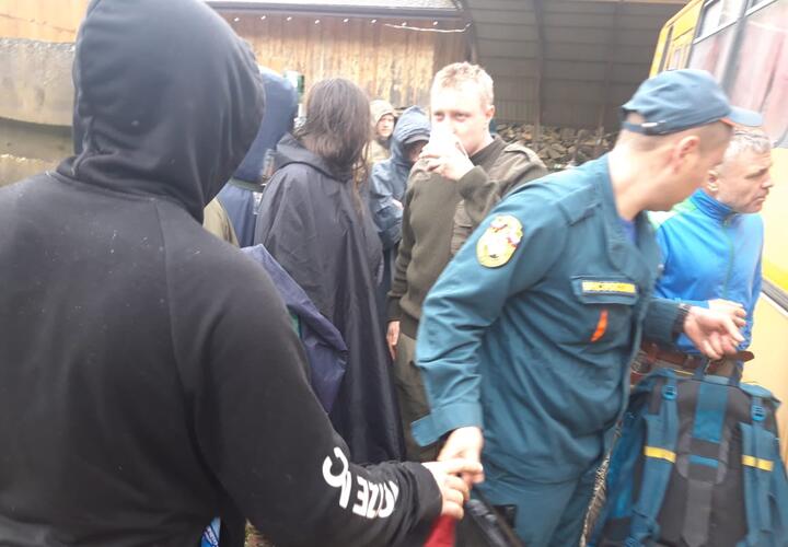 Спасатели эвакуировали всех туристов, застрявших в Мостовском районе ВИДЕО