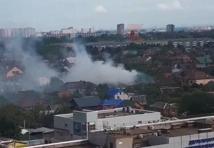 В Краснодаре больше двух часов тушили пожар в частном доме ВИДЕО