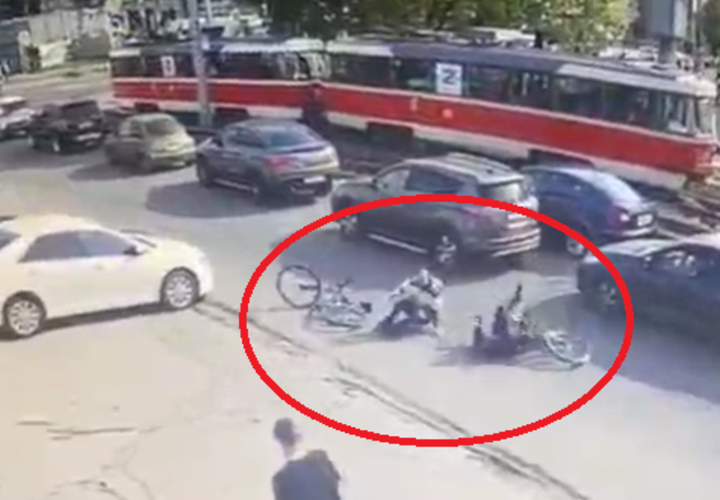 В Краснодаре на пустой дороге столкнулись два велосипедиста ВИДЕО