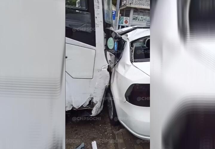 В Сочи неуправляемый автобус снес три иномарки и забор ВИДЕО