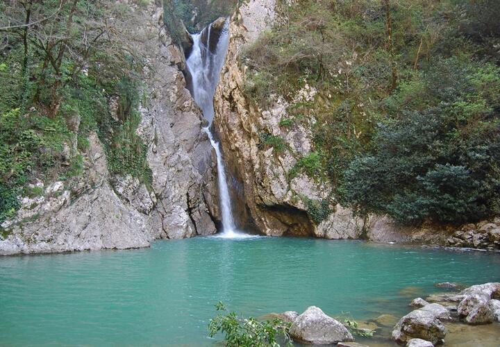 В Сочи туристам запретили купаться в Агурских водопадах