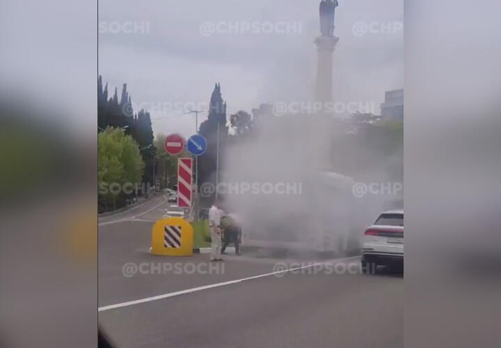 В Сочи у пассажирского автобуса во время движения вспыхнул мотор ВИДЕО