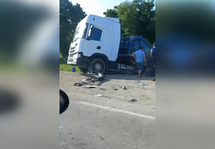 На федеральной дороге Кубани столкнулись три многотонника ВИДЕО