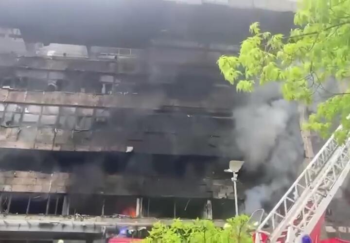 Сегодня в центре столицы пожарные тушили бизнес-центр ВИДЕО