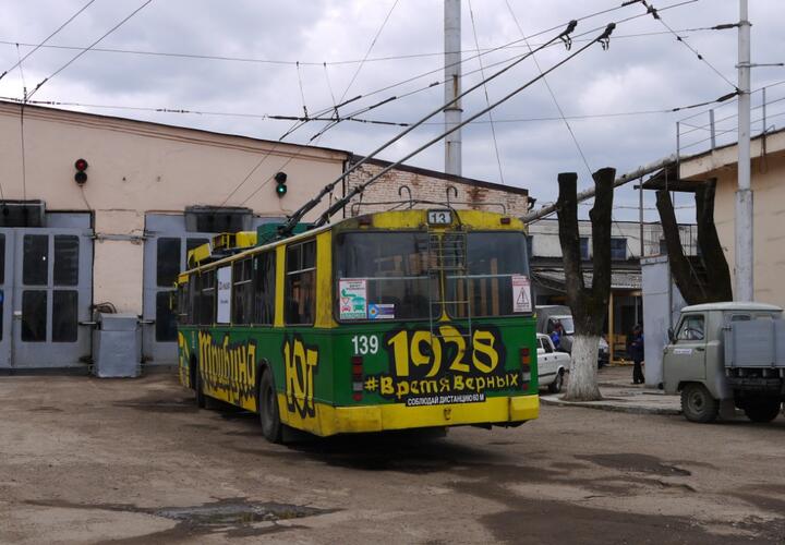 В Краснодаре курсирует старый троллейбус с дырявым потолком