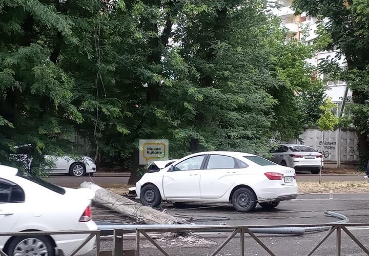 В Краснодаре легковушка снесла бетонную опору ЛЭП ВИДЕО