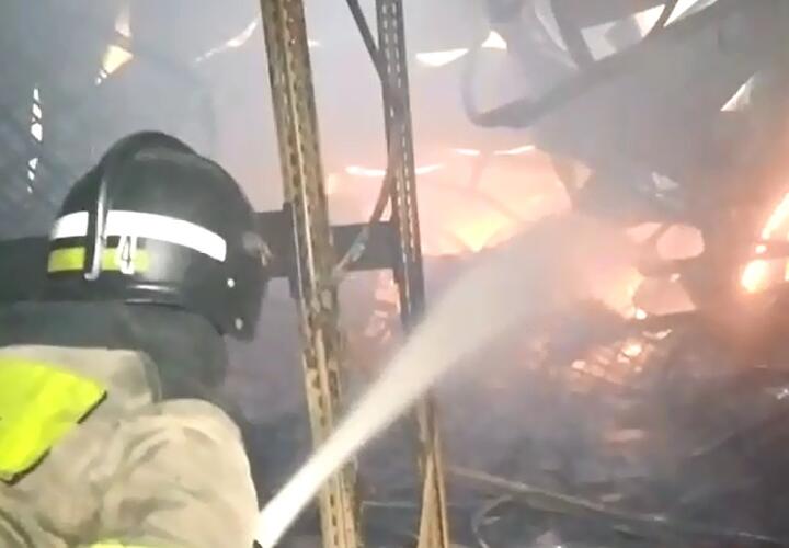 В Краснодаре ночью сгорел большой склад на Тополиной улице ВИДЕО