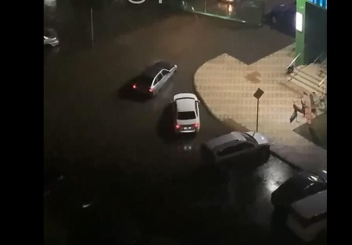 В Краснодаре после воскресного дождя затопило дворы и дороги ВИДЕО