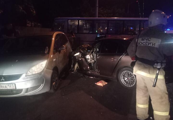 В Краснодаре столкнулись шесть автомобилей, в том числе маршрутка ВИДЕО