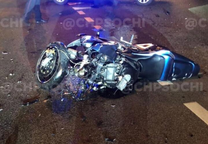 В Сочи мотоциклист на полном ходу врезался в Toyota и погиб ВИДЕО