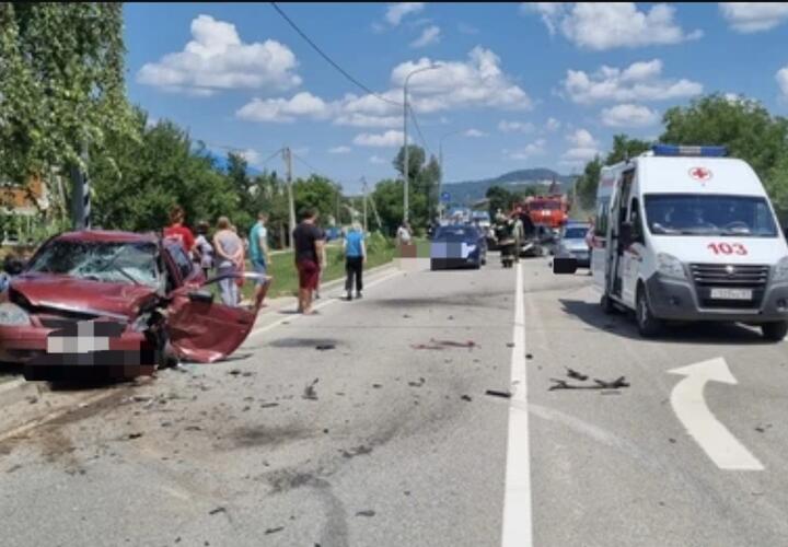 В Адыгее в ДТП с тремя машинами и автобусом пострадали два человека