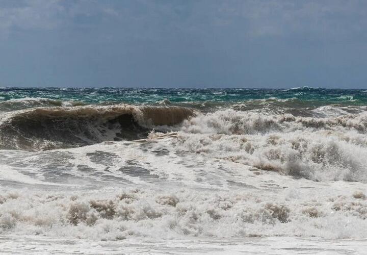 В Анапе из-за шторма и донного течения запрещено купаться на пляжах