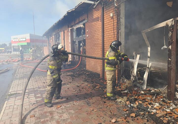 В Ейске за полтора часа пожар уничтожил три магазина ВИДЕО
