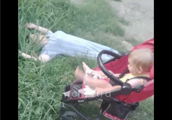 История пьяную мать. Ребенок в коляске. Уснула с коляской.