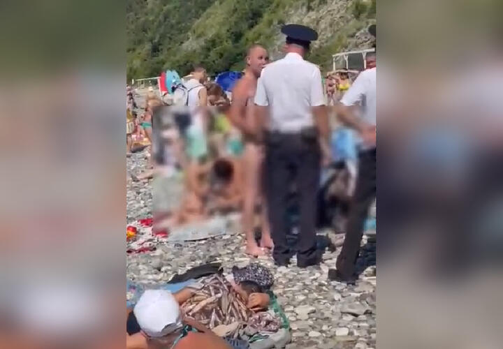 В Туапсе мужчина купался и загорал голышом на городском пляже ВИДЕО