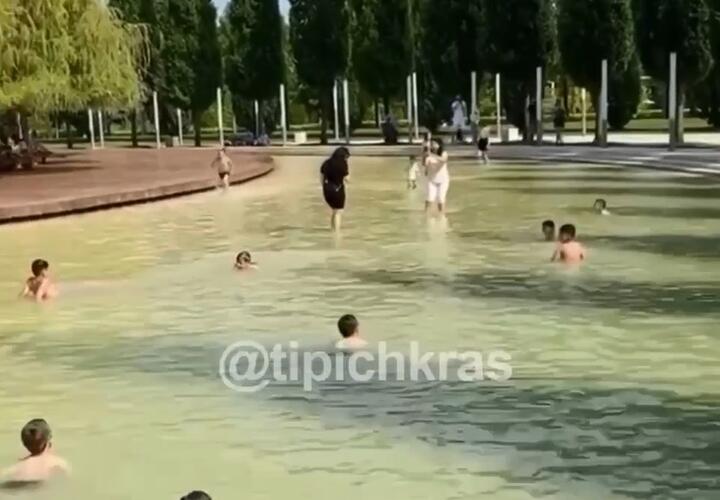 Жители Кубани возмущены туристами, купающимися в фонтанах ВИДЕО