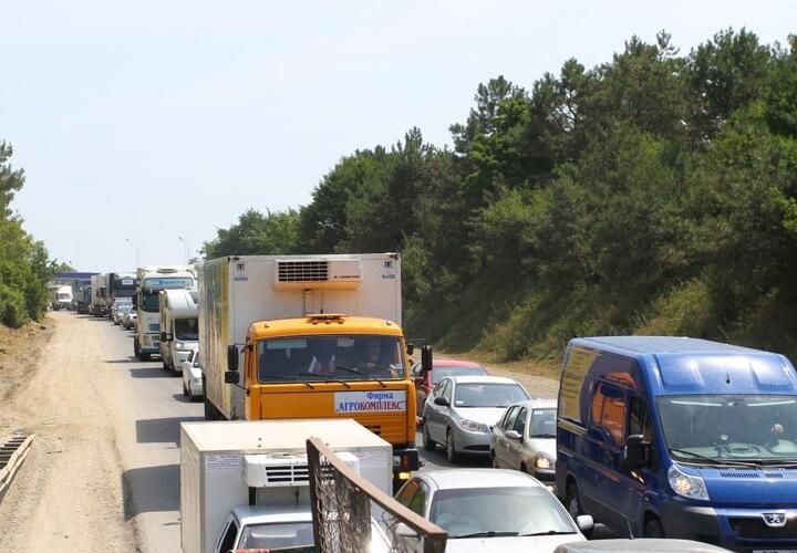 Крымский мост и трассы в Краснодарском крае снова сковали пробки ВИДЕО