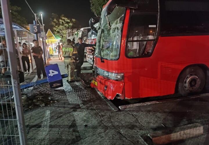 Рейсовый автобус  Краснодар-Евпатория сбил пешеходов в Крыму