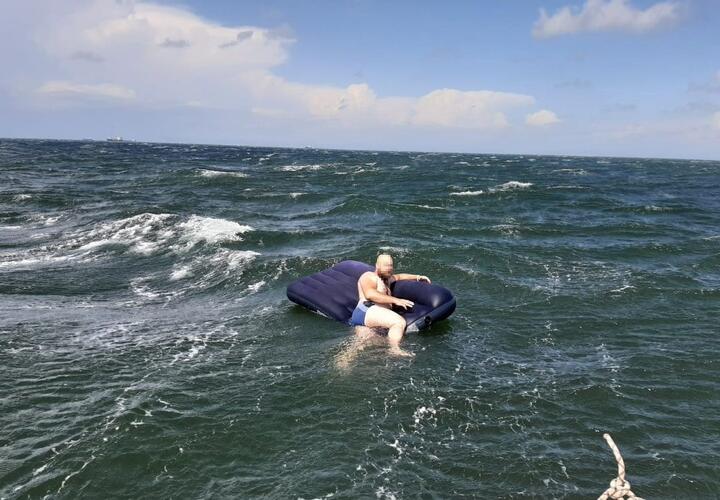 В Анапе туристам запретили плавать на надувных матрасах 