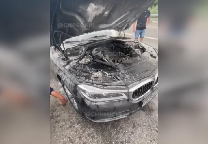 В Сочи на трассе загорелся автомобиль BMW ВИДЕО
