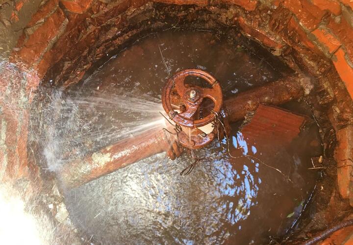 В Сочи строители-нелегалы порвали водопровод, оставив без воды Хосту и Адлер