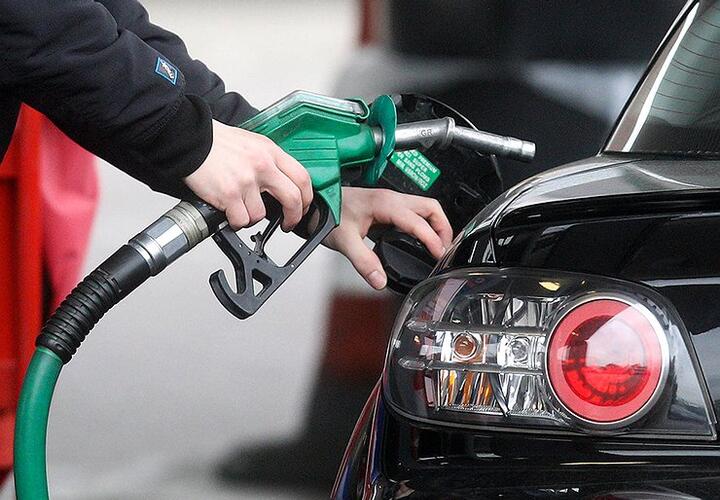 На российских АЗС вновь начал дорожать бензин