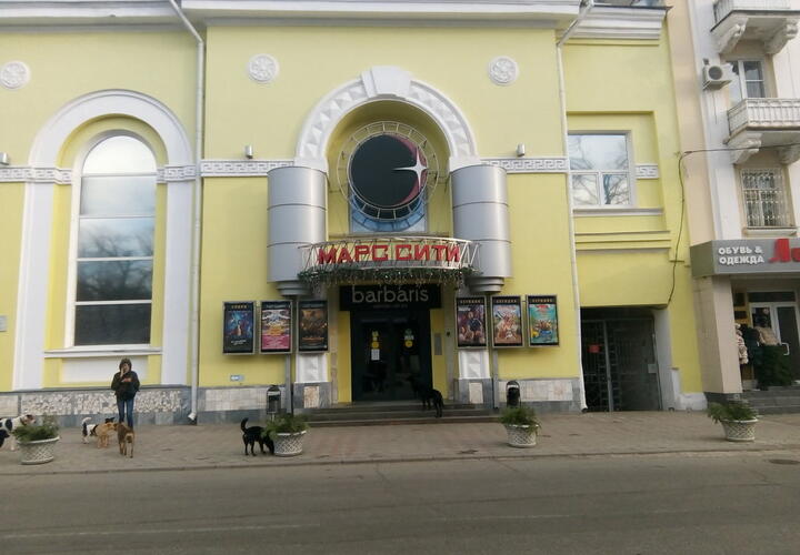 В Армавире кинотеатр отключили от воды и тепла за долги