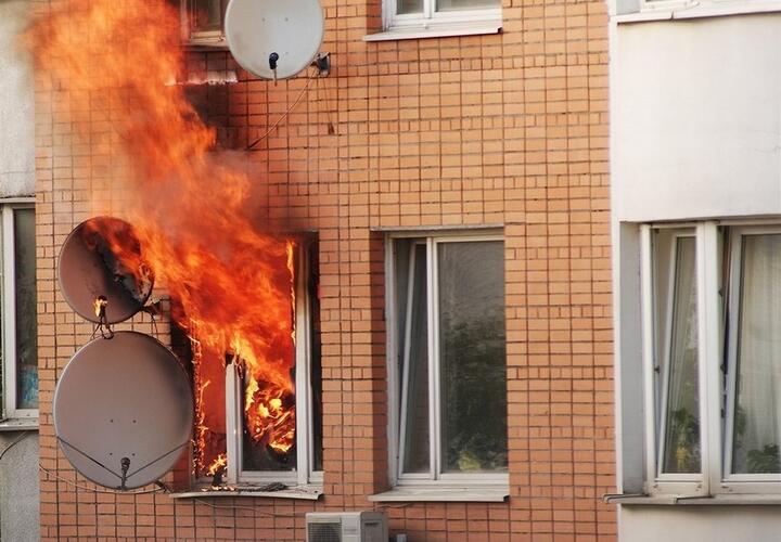 В Краснодаре двое мужчин заживо сгорели при пожаре в многоэтажке 