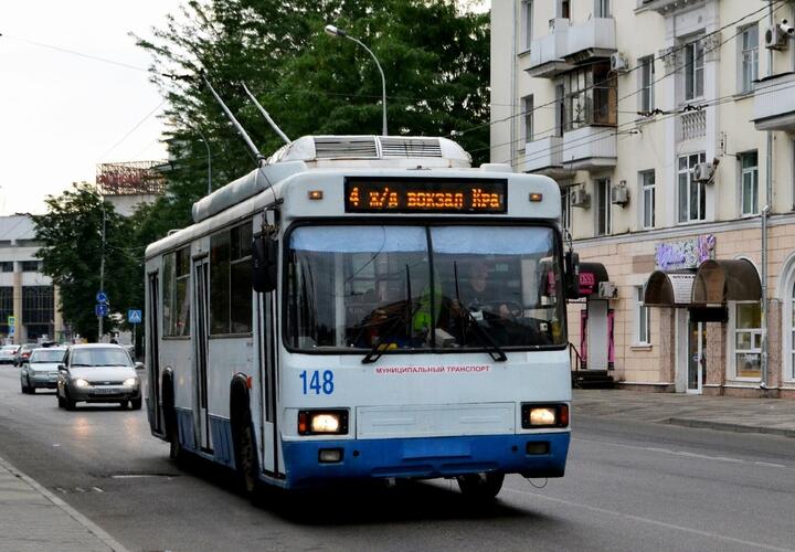 В Краснодаре водитель и кондуктор троллейбуса спасли жизнь пассажира 