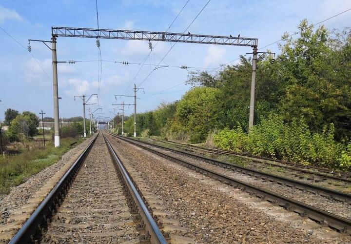 Жителя Кропоткина сбил пассажирский поезд, пострадавшего увезли в больницу