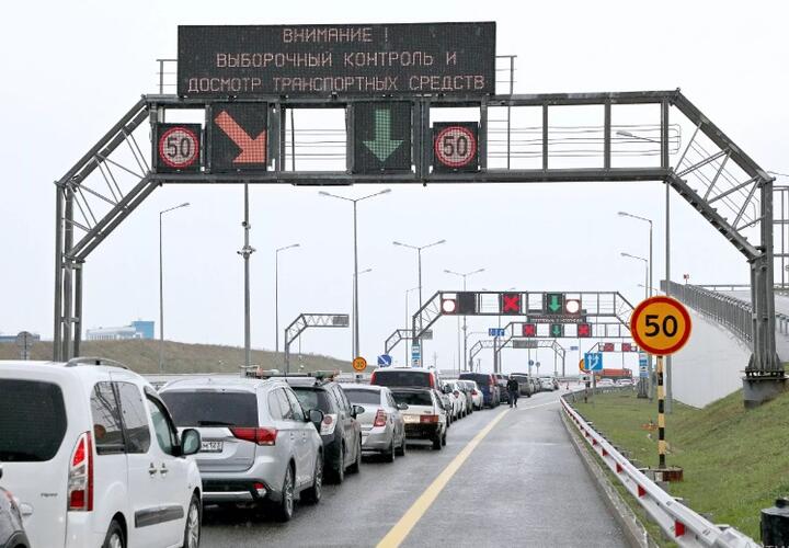 Автомобильное движение по Крымскому мосту запустили по двум полосам